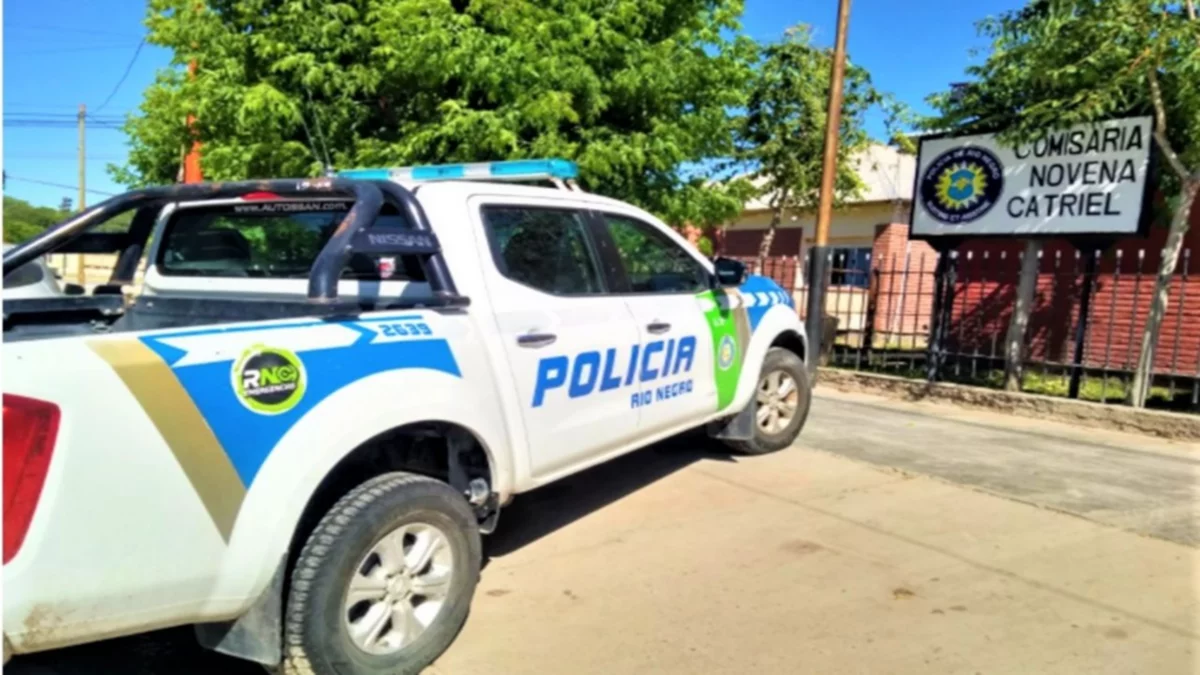 Golpeó y arrojó a su pareja al canal de riego