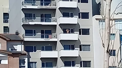 La vieron bailando "en paños menores" en un balcón del alto neuquino