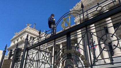 Trepó a la reja del Congreso denunciando "armas que controlan la mente"