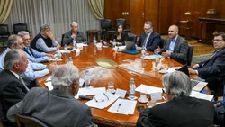 El Gobierno acordó anticipar las paritarias salariales