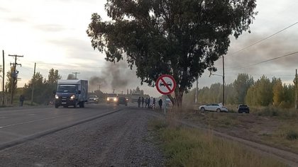 Reclaman trabajo y cortan Ruta 7 en el Chañar