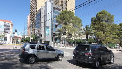 “Andá a lavar los platos”, y ella le vació el container de basura en el capot