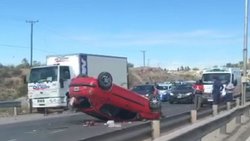 Caos en Ruta 7: quedó dado vuelta entre los carriles