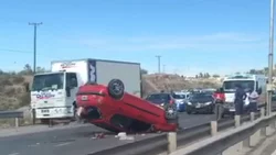 Caos en Ruta 7: quedó dado vuelta entre los carriles