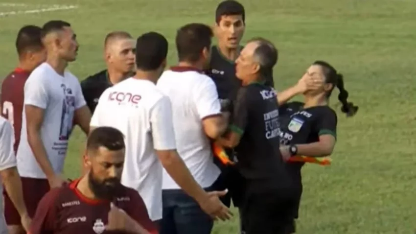 Le dio un cabezazo a una jueza de línea y lo despidieron