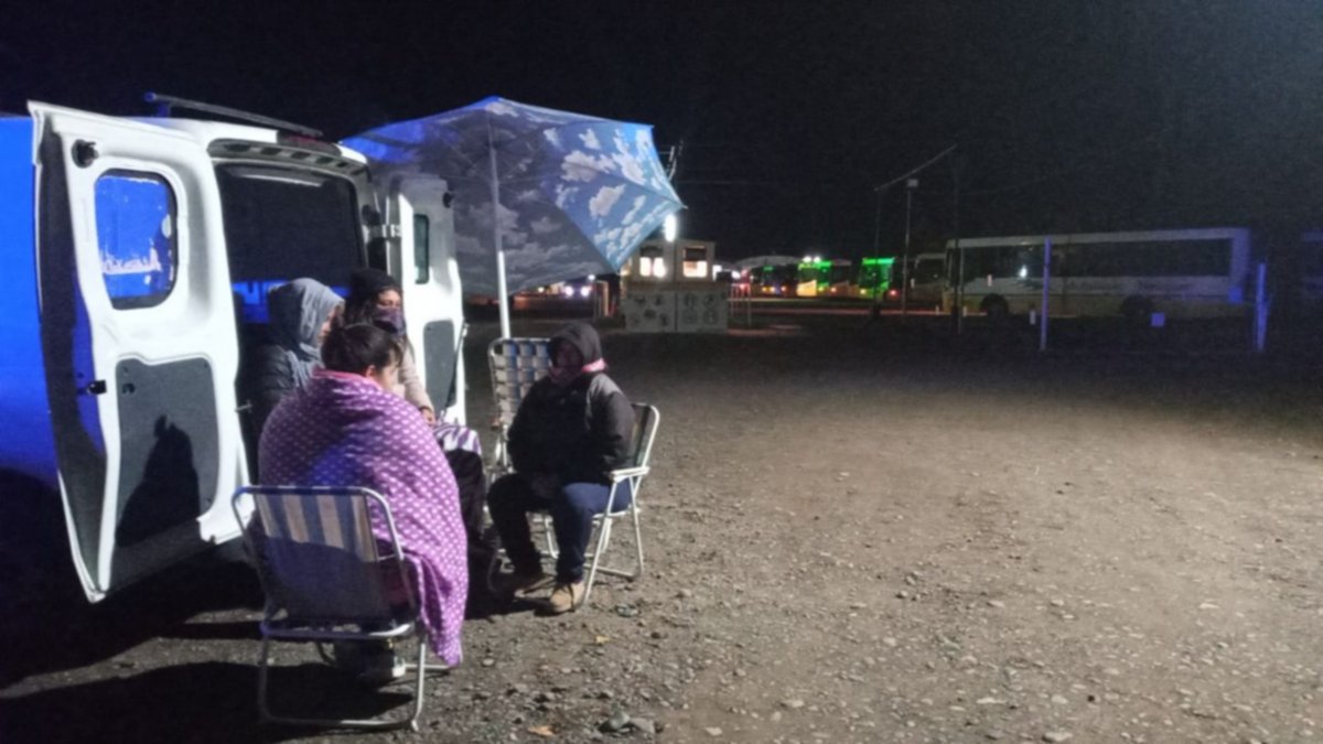 Exesposas de choferes bloquearon la salida de Autobuses Neuquén