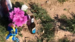 Un chorro de cerveza en la tumba “en honor a los caídos”