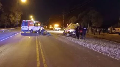 Adolescente caminaba por la banquina, lo atropelló un camión y murió
