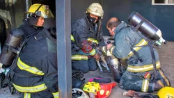 Mediante RCP, una bombera rescató a un perrito
