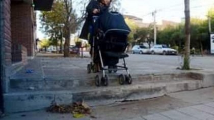 La odisea de transitar las veredas de Neuquén
