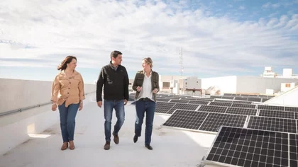 Ya funcionan los paneles solares sobre la Legislatura