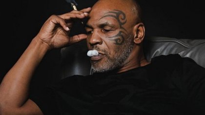 Tyson apareció fumando porro luego de las piñas en el avión