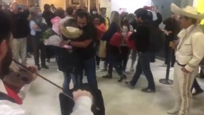 Video: sorprendió a su novia con Mariachis en el aeropuerto