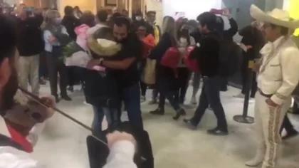Video: sorprendió a su novia con Mariachis en el aeropuerto