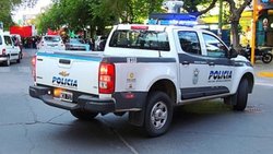 Encontró a su hijo pegándole a la novia y lo denunció