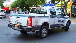 Encontró a su hijo pegándole a la novia y lo denunció