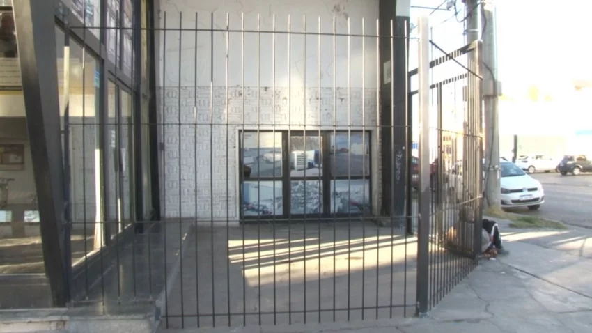 Rejas, para que no duerman los indigentes en la esquina