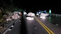 Rocas de gran tamaño cayeron sobre un auto en la Ruta 7 Lagos
