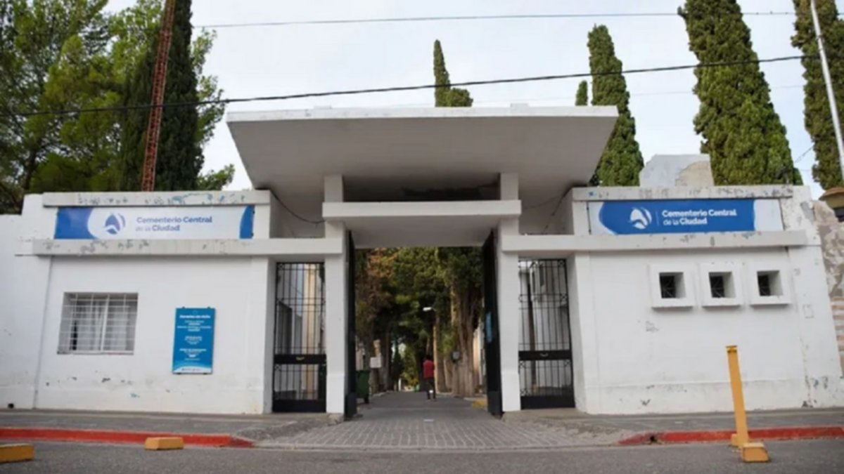 Hallaron un misterioso cuerpo entre dos ataúdes en el Cementerio neuquino