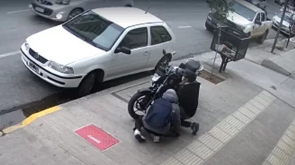 Video: en un minuto robaron una moto en pleno centro neuquino