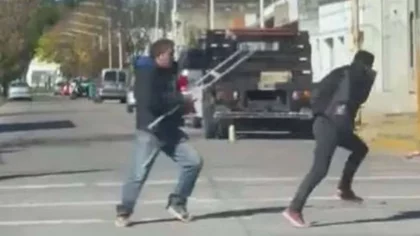 No quisieron darle plata en el semáforo y largó las muletas
