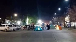 Policías rionegrinos activos acampan en las comisarias