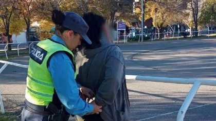 Tranquila caminaba por el Parque Central... ¡Tenía pedido de captura!