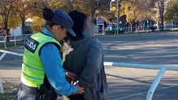 Tranquila caminaba por el Parque Central... ¡Tenía pedido de captura!