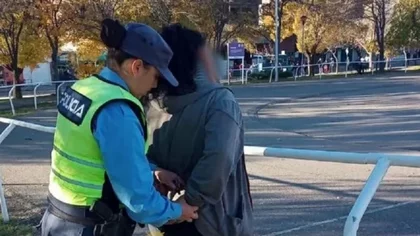 Tranquila caminaba por el Parque Central... ¡Tenía pedido de captura!