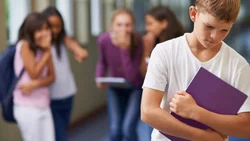 Sus hijos sufrían bullying: se trompeó con 30 estudiantes