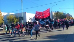 Organizaciones sociales marchan y cortan los puentes