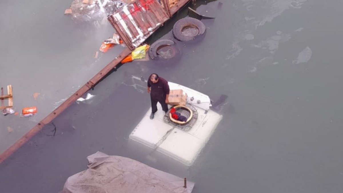 Milagro: cayó con su camión al río y terminó en el techo
