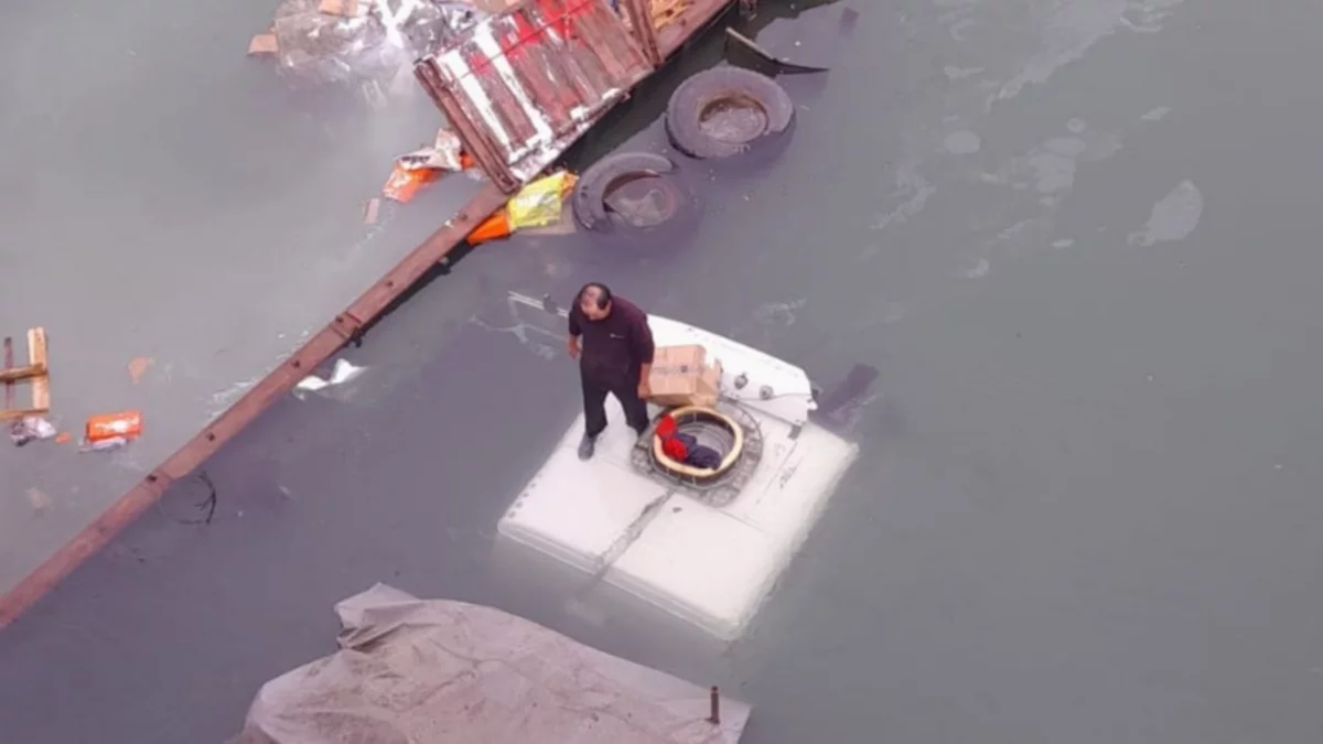 Milagro: cayó con su camión al río y terminó en el techo