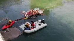 Video: así rescataron al camionero que cayó al río