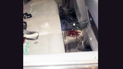 Tiran piedras a los autos que frenan en el semáforo de la 22