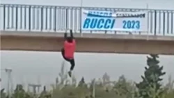 Colgado del puente, casi cae a la ruta 7