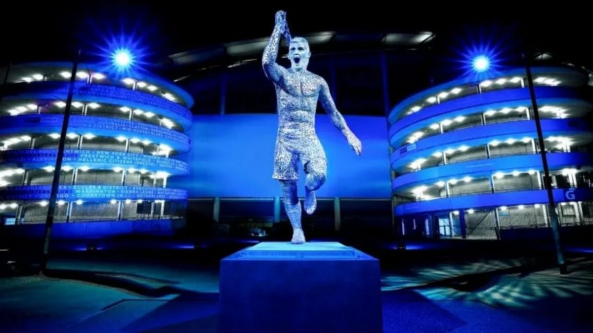 La estatua del "Kun" ya ilumina Manchester