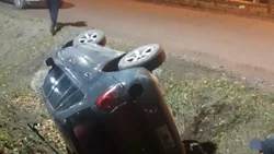 Impresionante vuelco en la Ruta 40, el auto cayó a una zanja