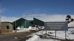 Polémicos costos del "seguro Covid" para cruzar a Chile