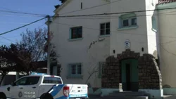 Policía se probó un pantalón, le gustó y se lo llevó