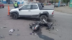 Motociclista debió ser trasladado tras fuerte choque
