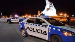 Le pegaron un tiro en la espalda... ¡Se avivó en su casa!