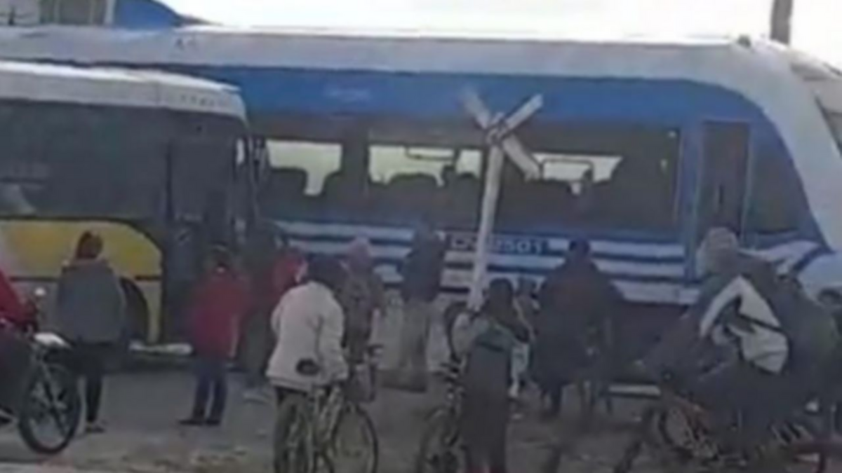 Un colectivo chocó al Tren del Valle