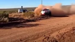 VIDEO: se acercó demasiado y casi lo pisan en el Rally Argentino