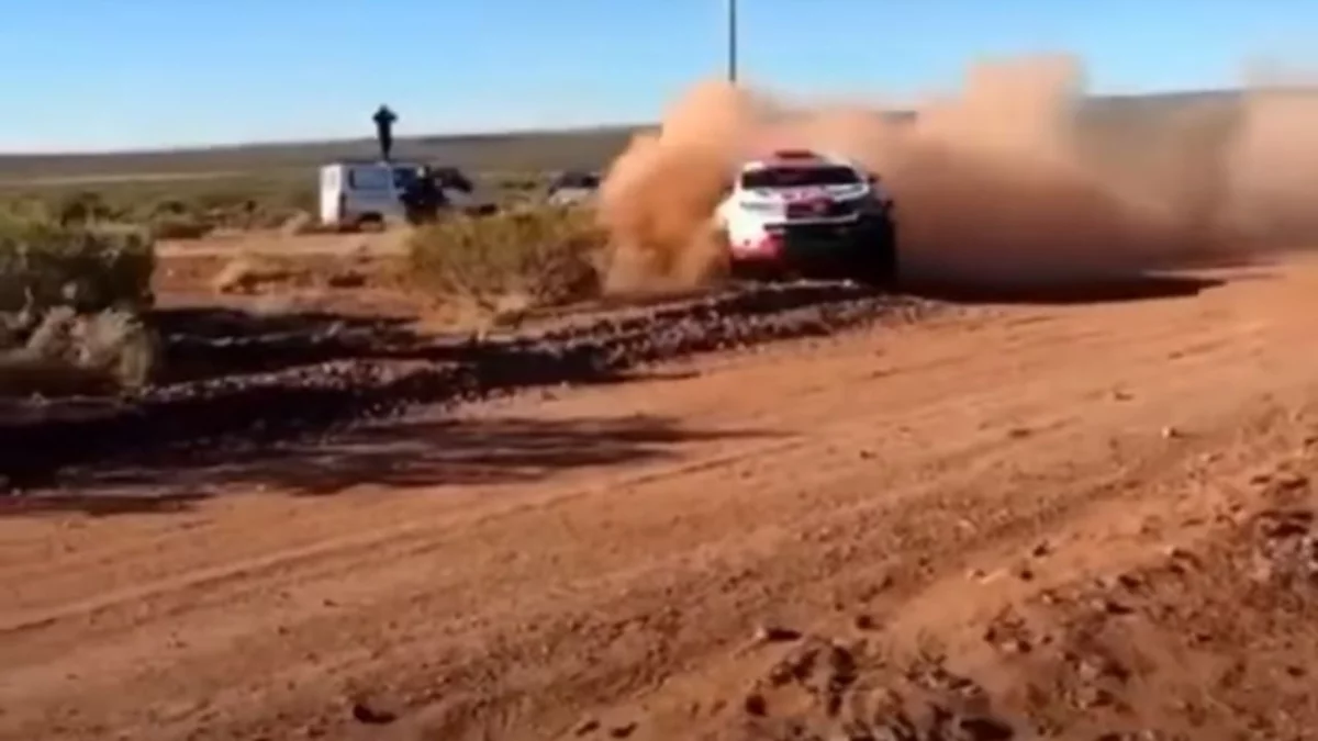 VIDEO: se acercó demasiado y casi lo pisan en el Rally Argentino