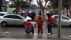 Fuerte choque entre tres autos y una moto en Neuquén