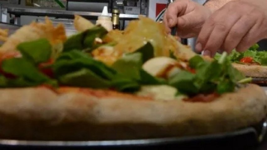 Pedían una "muzza" con "agregado de orégano" y recibían unos porritos