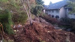 Investigan la construcción que realizaban en la ladera del cerro