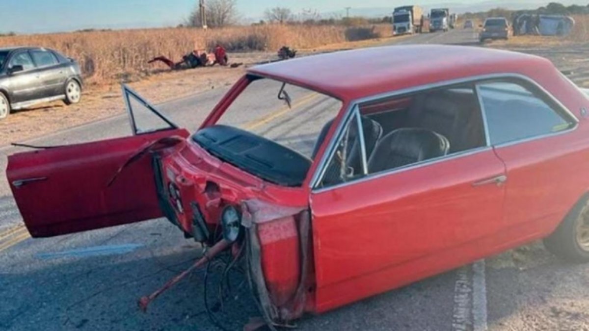 Compró un auto antiguo y a las horas lo chocó: destrucción total