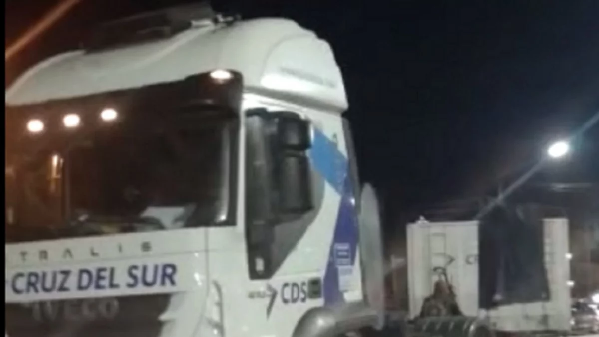 Video: un camión perdió el acoplado en la ex Ruta 22